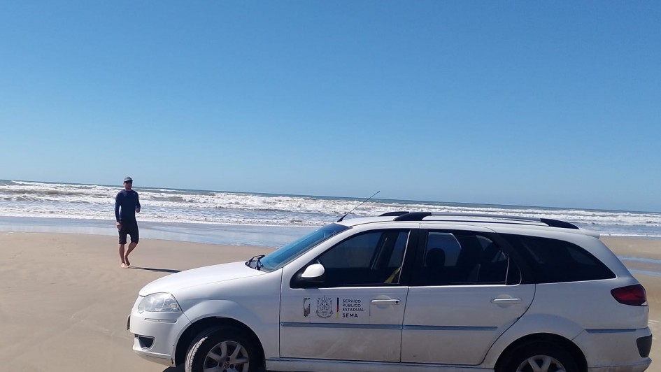 Imagem mostra veículo da Secretaria Estadual de Meio Ambiente e Infraestrutura (Sema), em primeiro plano à direita, e um servidor, ao fundo à esquerda.