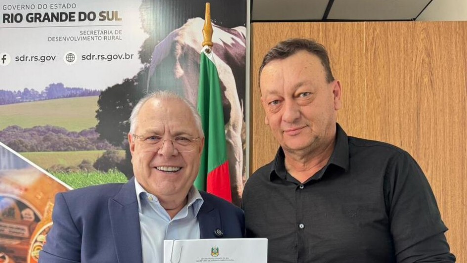 Foto retrata secretário Vilson Covatti, à esquerda, ao lado de beneficiário da consulta popular