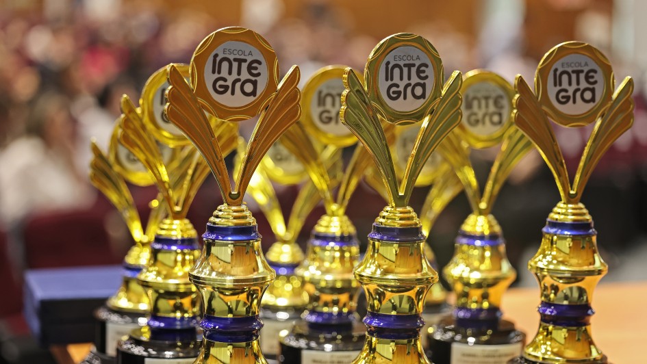 Foto mostra troféus do Concurso de Manifestações Artísticas sobre Integridade.