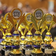 Foto mostra troféus do Concurso de Manifestações Artísticas sobre Integridade.