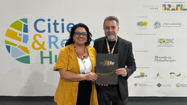 Foto mostra a secretária Marjorie Kauffmann, esquerda, no ato que formalizou parceira com o Laboratório do Observatório do Clima (LabOC), ao lado do representante da entidade