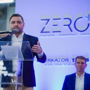 Foto mostra o vice-governador Gabriel Souza falando ao microfone e ao fundo está o secretário de Desenvolvimento Econômico, Ernani Polo