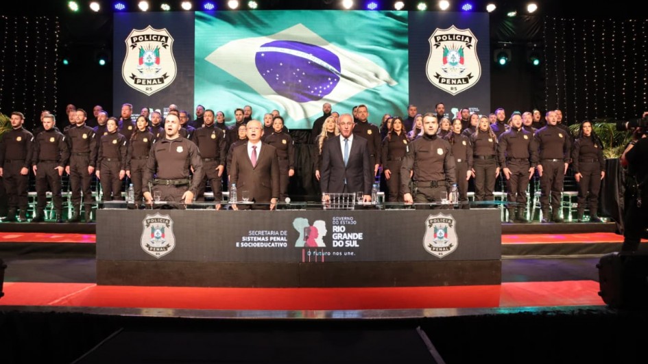 Foto mostra agentes penitenciários perfilados em pé durante formatura