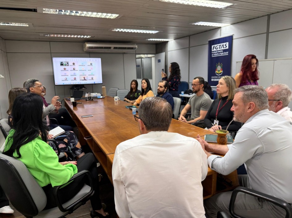 Imagem mostra reunião na Fgtas sobre plataforma de empregos.