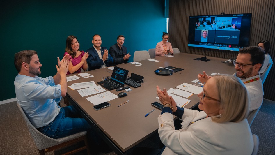 Foto mostra vice-governador Gabriel Souza, secretária da Saúde Arita Bergmann, e participantes de reunião para assinatura de convênio com hospital de Cruz Alta