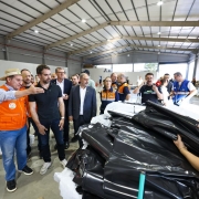 Foto mostra o governador Eduardo Leite, juntamente com gestores e autoridades, em local de prestação de apoio humanitário