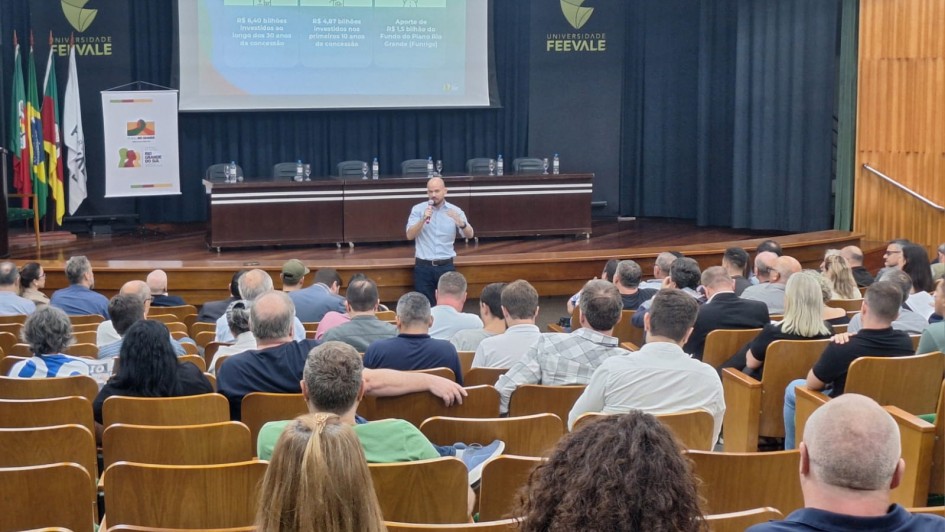 Foto mostra secretário Pedro Capeluppi falando em audiência pública em Novo Hamburgo diante de plateia