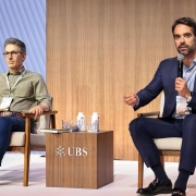 Foto mostra o governador Eduardo Leite (D), falando ao microfone, em evento, ao lado do governador de Minas Gerais