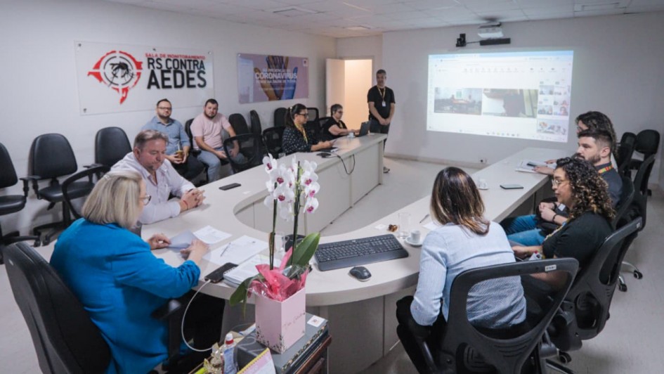 Foto mostra reunião para assinatura de convênios e portarias, que ocorreu por videoconferência