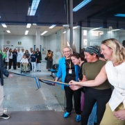 Foto de seis pessoas descerrando a faixa de inauguração em ambiente hospitalar. Elas sorriem.
