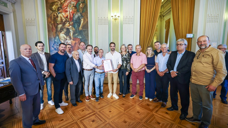 Foto mostra o governador Eduardo Leite durante ato de assinatura para início de obra em meio a autoridades estaduais e municipais