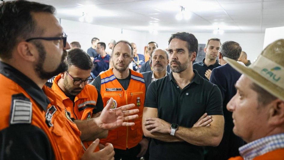 Foto mostra o governador Eduardo Leite vistoria aos estragos em Erechim após granizo