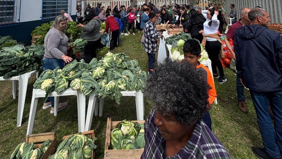 Foto mostra pessoas em feira de produtos da agricultura famiiar
