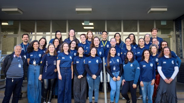Uma foto de uma quadra poliesportiva ao ar livre em um dia nublado. O piso da quadra é de cimento ou asfalto gasto, com rachaduras e marcações esportivas antigas em branco e azul-claro (incluindo uma linha de lance livre e o arco).

A quadra está situada em frente a um muro pintado em duas cores:

A parte superior é um grande painel curvo em cinza-claro.

A parte inferior é uma faixa horizontal vibrante em amarelo-gema.

Em frente à parede, no centro, há um gol de futebol de salão (brancos, com rede), e atrás dele, uma tabela de basquete (também branca) montada em um poste. No canto superior direito da parede, há duas outras tabelas de basquete menores, indicando a existência de mais de um tipo de quadra ou a intenção de ter mais opções de jogos. No canto inferior direito, há uma área escura com um par de cadeiras empilhadas, possivelmente uma área de descanso. A quadra parece ser a do Colégio Estadual Félix da Cunha.