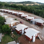 Foto mostra vista aérea das casas em Novo Tiradentes