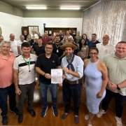 Foto mostra secretário do Esporte e Lazer, Juliano Franczak, em meio a grupo de pessoas no ato de anúncio para ginásio em Agudo