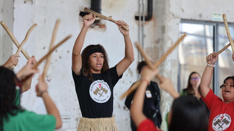 Foto mostra apresentação cultural durante 3º Encontro Estadual de Educação Antirracista