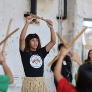 Foto mostra apresentação cultural durante 3º Encontro Estadual de Educação Antirracista
