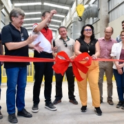 Foto mostra a secretária do Meio Ambiente e Infraestrutura, Marjorie Kauffmann, entre participantes de ato na Pequena Central Hidrelétrica Saltinho