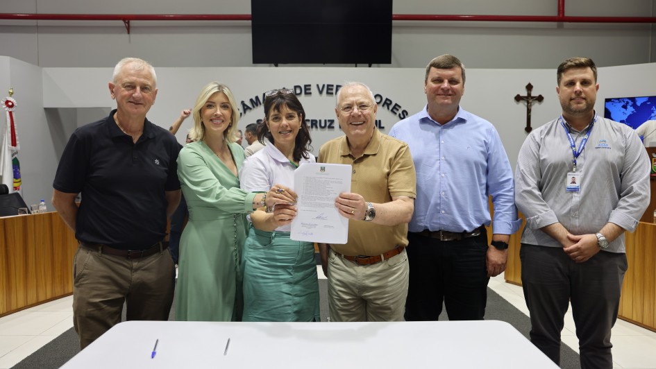 Foto mostra secretário de Desenvolvimento Rural Vilson Covatti, em ato de assinatura em Santa Cruz do Sul