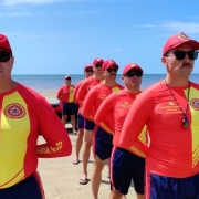 Foto mostra grupo de salva-vidas durante formatura