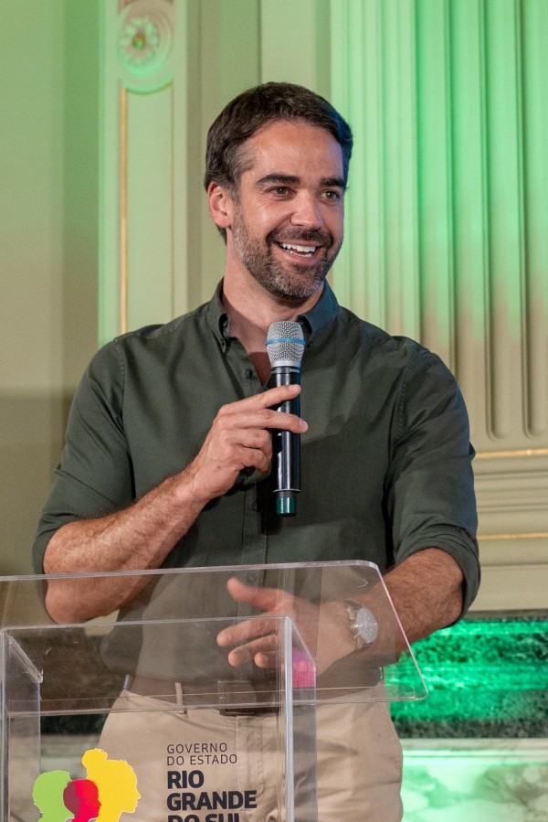 Foto mostra governador Eduardo Leite falando ao microfone em evento do SUS Gaúcho no Palácio Piratini