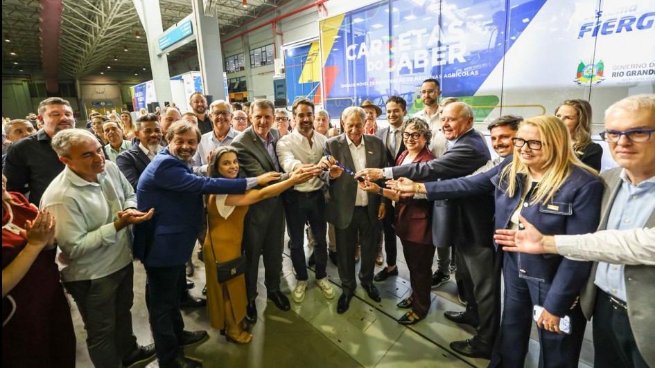 Governador Eduardo Leite entrega unidades móveis do Programa Carretas do Saber   dez25