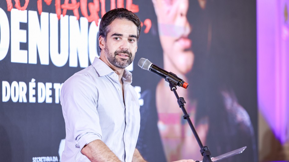 Foto mostra o governador Eduardo Leite falando ao público em evento no Piratini