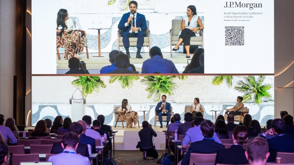 Foto mostra o governador Eduardo Leite, falando ao púbico, Conferência Anual do J.P. Morgan, em São Paulo