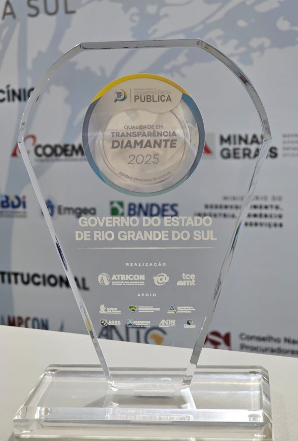 Imagem mostra em detalhe o troféu em acrílico do Selo Diamante 2025, com o nome do Governo do Estado do Rio Grande do Sul gravado na peça.