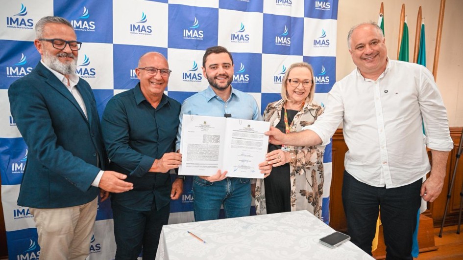 Foto mostra vice-governador Gabriel Souza, em ato de assinatura, com autoridades do Estado e município de Tramandaí