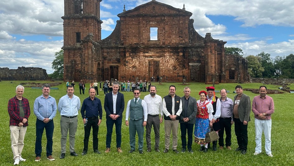 Comitiva ga&uacute;cha no s&iacute;tio arqueol&oacute;gico de S&atilde;o Miguel das Miss&otilde;es, com o c&ocirc;nsul-geral da It&aacute;lia, Val&eacute;rio Caruso
