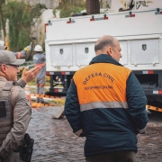 Foto mostra agentes da Defesa Civil e da Segurança Pública em Flores da Cunha
