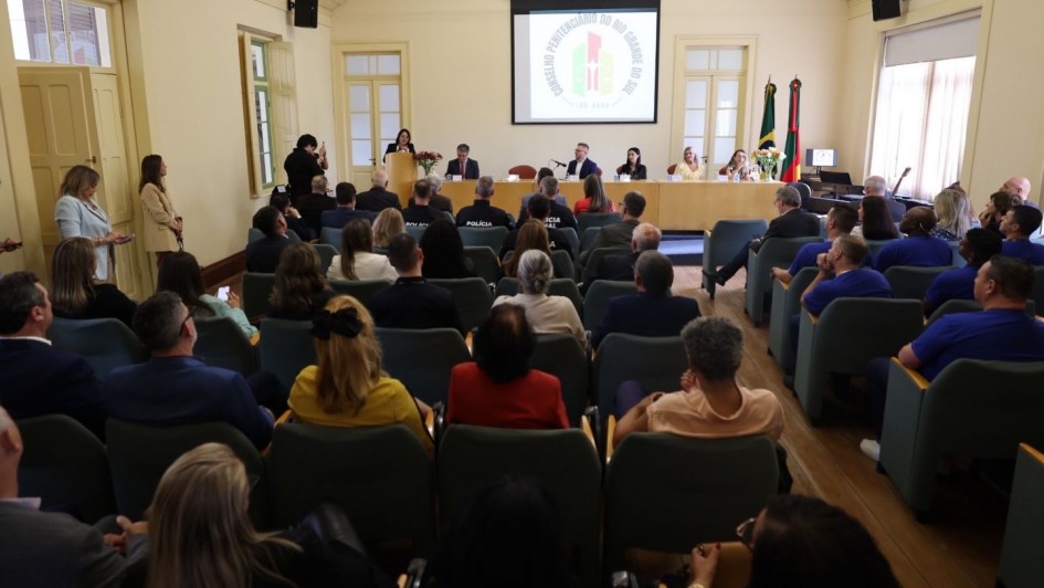 Imagem mostra cerimônia de 100 anos do Conselho Penitenciário do Rio Grande do Sul (Conspen)