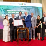 Foto mostra governador Eduardo Leite, terceiro da esquerda para a direita, em meio a autoridades em ato no Palácio Piratini