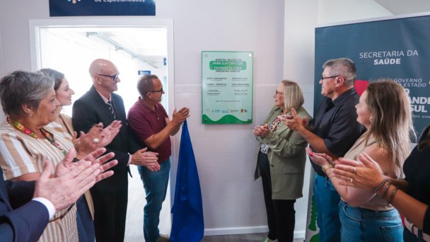 Foto mostra ato de inauguração de ambulatório de dermatologia em Vale do Sol, com a presença da secretária da Saúde Arita Bergmann