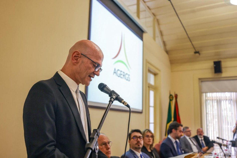 Foto mostra novo presidente da Agergs Marcelo Spilki