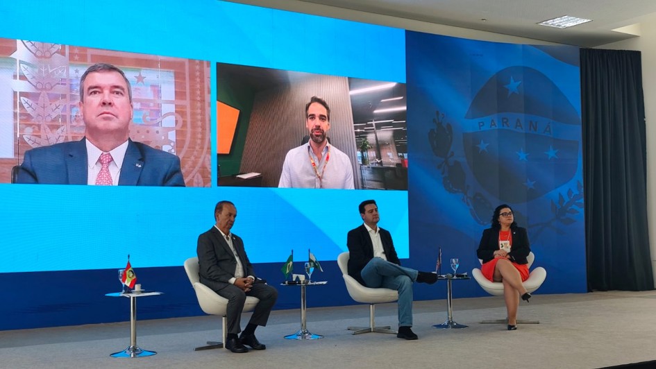 Foto mostra reuni&atilde;o do Codesul, na qual est&atilde;o representantes de Santa Catarina, Paran&aacute; e Mato Grosso do Sul. Pelo Rio Grande do Sul, no palco, &agrave; direita, est&aacute; a secret&aacute;ria Marjorie Kaufmann, e na tela ao fundo est&aacute; o governador Eduardo Leite