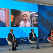 Foto mostra reuni&atilde;o do Codesul, na qual est&atilde;o representantes de Santa Catarina, Paran&aacute; e Mato Grosso do Sul. Pelo Rio Grande do Sul, no palco, &agrave; direita, est&aacute; a secret&aacute;ria Marjorie Kaufmann, e na tela ao fundo est&aacute; o governador Eduardo Leite