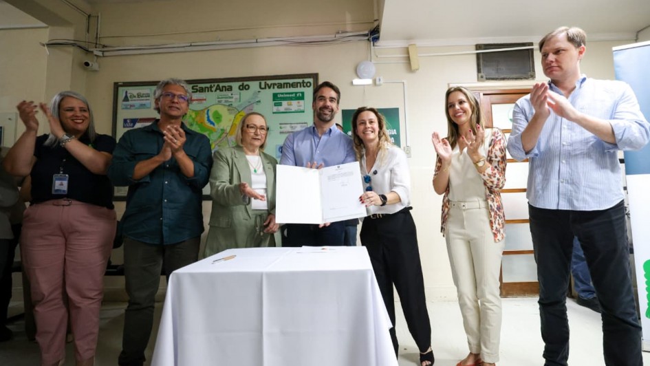 Foto mostra o governador Eduardo Leite, ao centro da imagem, com autoridades estaduais e municipais ao seu redor