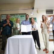 Foto mostra o governador Eduardo Leite, ao centro da imagem, com autoridades estaduais e municipais ao seu redor