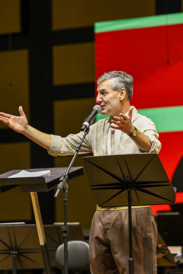 Imagem mostra secretário Eduardo Loureiro falando ao público