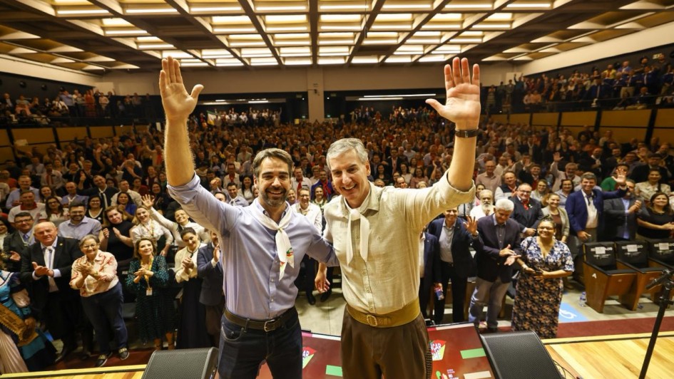 Foto mostra governador Eduardo Leite ao lado do secret&aacute;rio Eduardo Loureiro