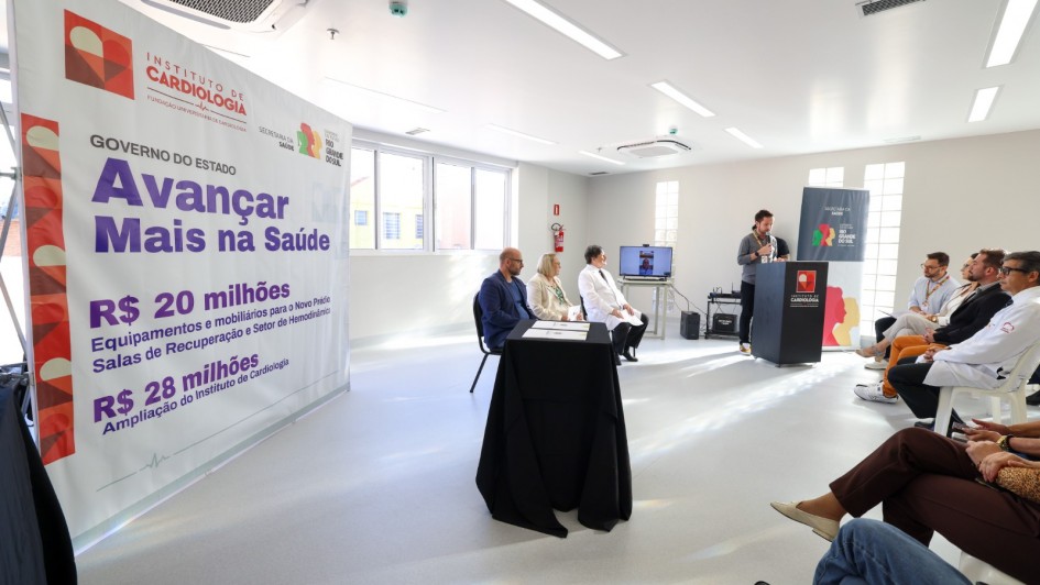 Foto mostra ato de assinatura para sa&uacute;de p&uacute;blica