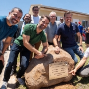 Foto da entrega de moradias em Encantado, com o governador Eduardo Leite