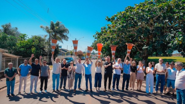 Foto mostra autoridades, entre elas o vice-governador Gabriel Souza, elevam cones para simbolizar a entrega das obras &agrave; comunidade de Seberi.