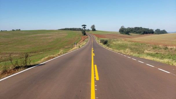 Foto mostra estrada e paisagem do interior ga&uacute;cho