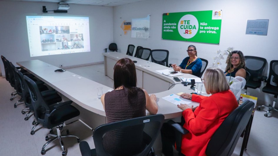 Foto mostra assinatura em reuni&atilde;o com a secret&aacute;ria da sa&uacute;de Arita Bergmann