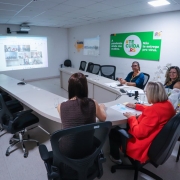 Foto mostra assinatura em reuni&atilde;o com a secret&aacute;ria da sa&uacute;de Arita Bergmann