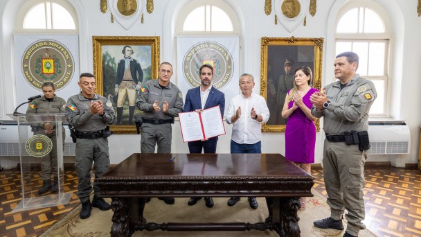 Foto mostra governador Eduardo Leite em cerim&ocirc;nia de assinatura da san&ccedil;&atilde;o de lei para a Brigada Militar